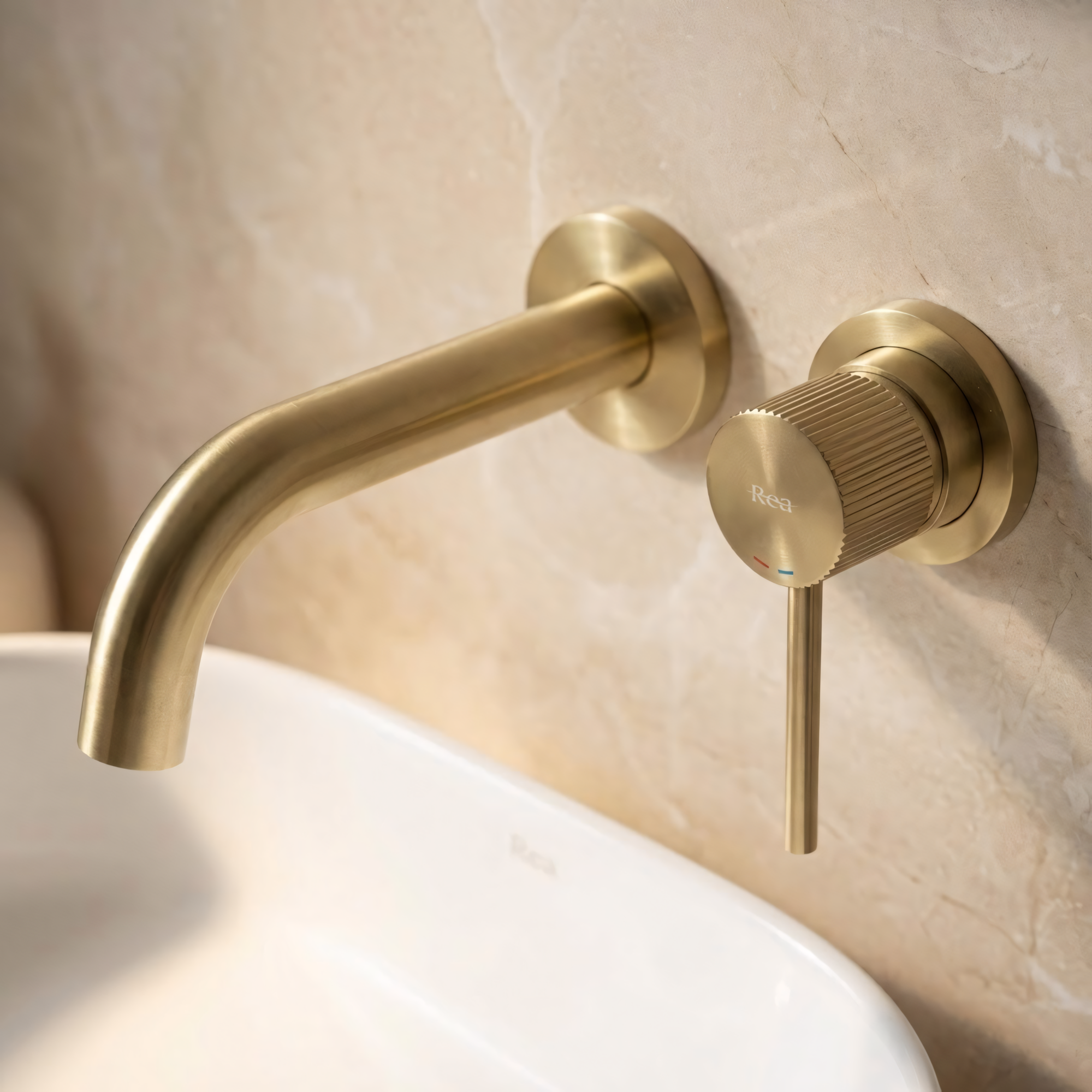 Podomítková vanová baterie Rea  Lungo Stripe Brush Gold  3