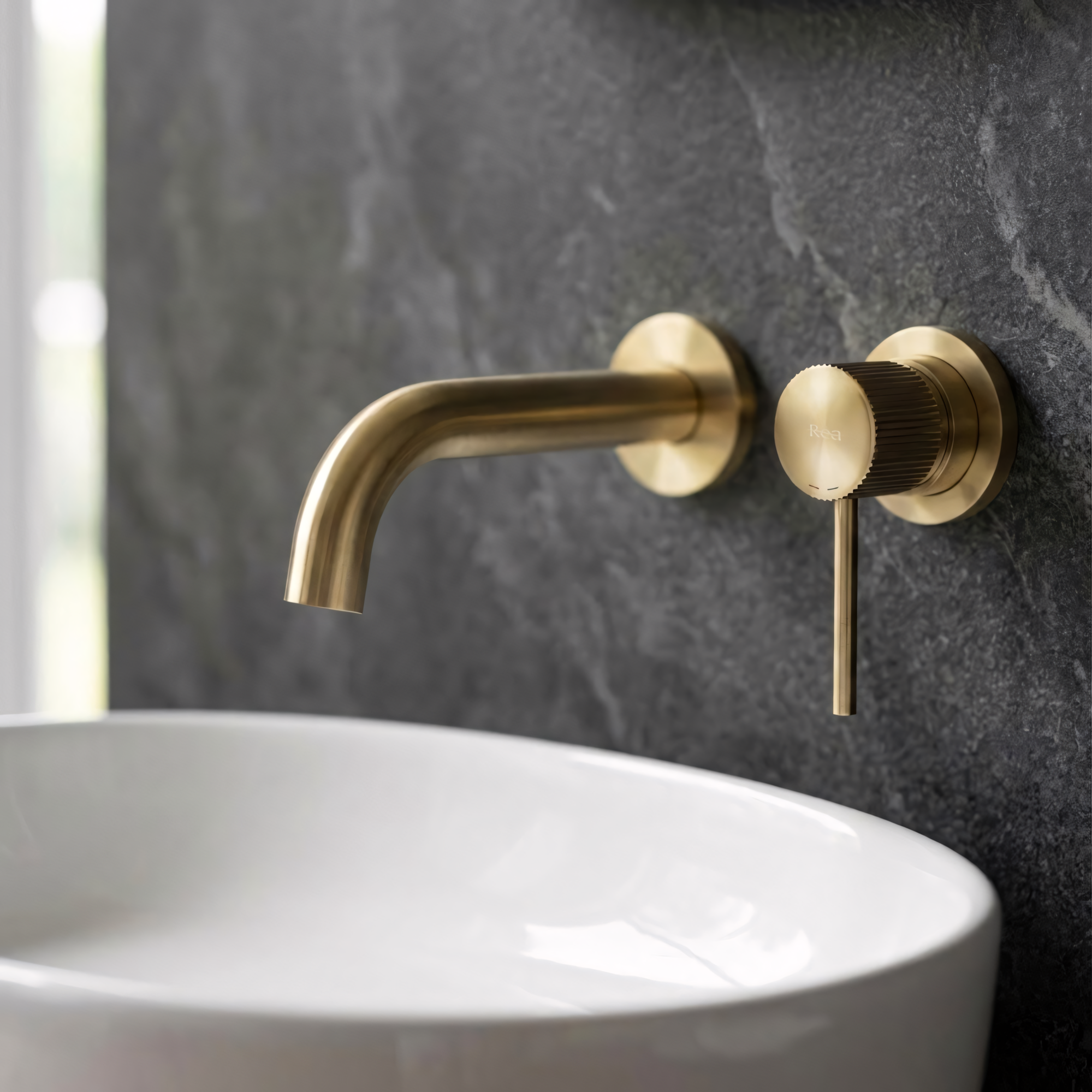 Podomítková vanová baterie Rea  Lungo Stripe Brush Gold  4