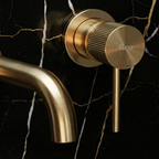 Podomítková vanová baterie Rea  Lungo Stripe Brush Gold  7